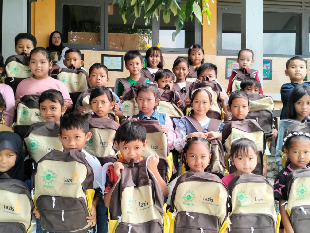 Lazismu PP ‘Aisyiyah Salurkan School Kit bagi Siswa Yatim, Piatu, dan Dhuafa di Jawa Tengah