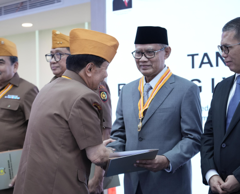 Haedar Nashir Terima Penghargaan Bintang LVRI