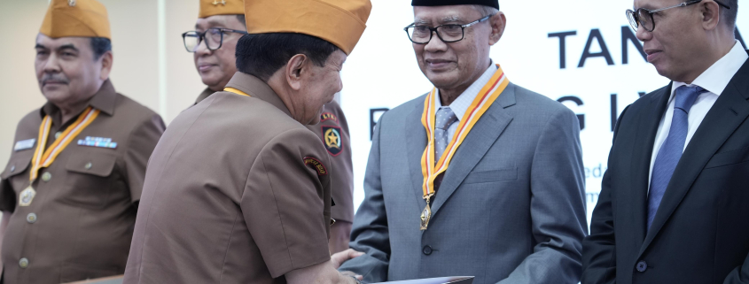 Haedar Nashir Terima Penghargaan Bintang LVRI