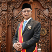 Ketua Umum Pimpinan Pusat (PP) Muhammadiyah, Haedar Nashir menerima Bintang Mahaputra Utama dari Presiden Prabowo Subianto atas jasa dan pengabdian di bidang keagamaan, pendidikan, kesehatan, dan sosial. Penganugerahan tersebut berlangsung pada Senin (25/8) di Istana Kepresidenan, Jakarta.