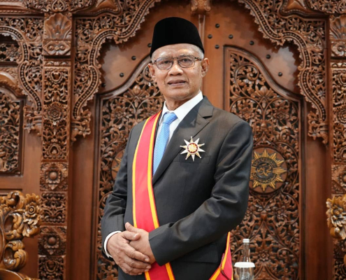 Ketua Umum Pimpinan Pusat (PP) Muhammadiyah, Haedar Nashir menerima Bintang Mahaputra Utama dari Presiden Prabowo Subianto atas jasa dan pengabdian di bidang keagamaan, pendidikan, kesehatan, dan sosial. Penganugerahan tersebut berlangsung pada Senin (25/8) di Istana Kepresidenan, Jakarta.