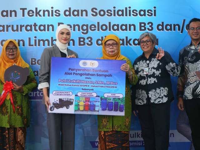 PP ‘Aisyiyah dan KLH Perkuat Pengelolaan Limbah B3, Serahkan Bantuan Sarana Pengelolaan Sampah