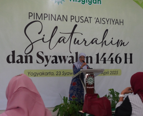 Ketua Umum PP 'Aisyiyah sedang berbicara di acara Silaturhim dan Syawalan 1446 H