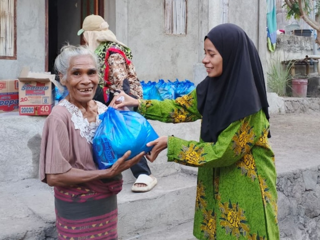 Menembus Medan Sulit, ‘Aisyiyah Sikka Salurkan Bantuan hingga Pulau Palue